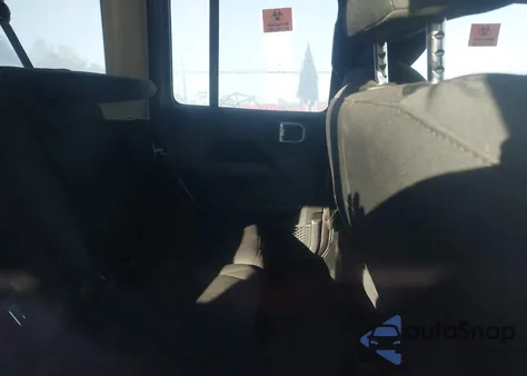 2021 Jeep Wrangler Unlimited Sahara 4X4 z USA, uszkodzony, nr VIN 1C4HJXENXMW714315